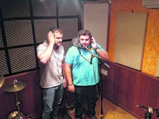 Mario Henrique e Daniel durante gravação; dupla usou o bom humor para falar sobre o mosquito da dengue em canção