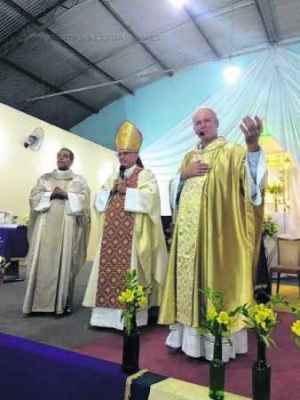 O bispo Dom Josivaldo participa da missa celebrada (fotos Facebook/André Godoy)