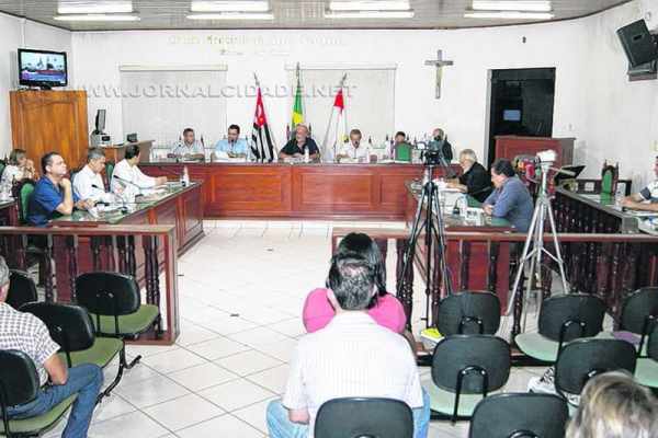 Vereadores participam de sessão legislativa na Câmara Municipal de Santa Gertrudes