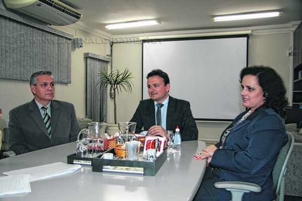 Os advogados Paulo Valle Camargo, Conrado Paulino da Rosa e Ana Paula Gonçalves Copriva participam do Café JC