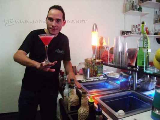 O bartender Chris Pedroso preparando mais um drink especial. Opções de sabores não faltam e agradam a todos