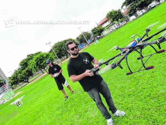 Bruno Leite (frente) e Kauê de Carvalho (atrás) têm experiência no comando de drones, e dizem que é fácil de controlar