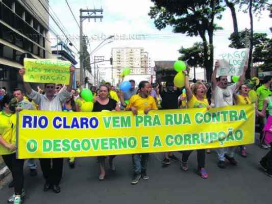 Manifestantes durante o primeiro ato contra a presidente Dilma Rousseff (PT), na Praça da Liberdade, em Rio Claro