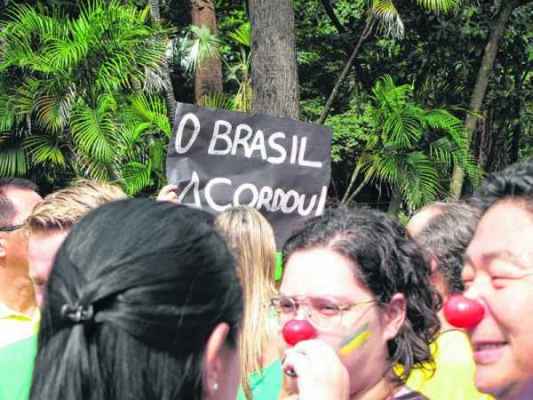 MARÇO: Manifestantes durante o primeiro ato “anti-Dilma” nas imediações do Jardim Público de Rio Claro (Foto: Arquivo)
