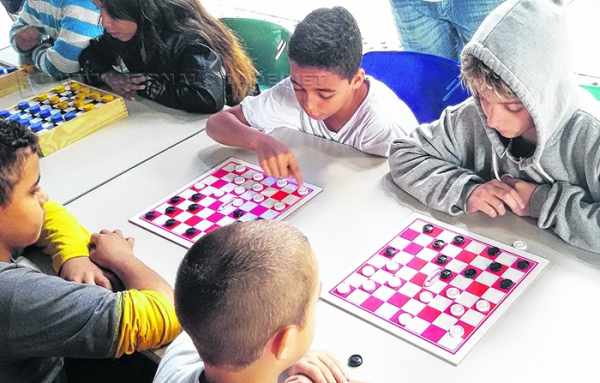 Crianças jogam damas na Olimpíada Ambiental, que intensificou atividades neste mês