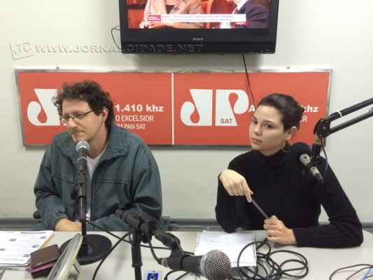 Na foto, André Bertoletti, da Coalizão Democrática, e Carol Gomes - da Associação Juventude Ativa (AJA)