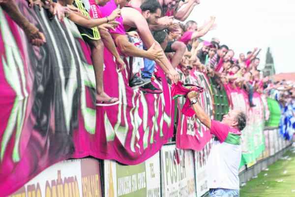 Após a vitória por 1 a 0 contra o Água Santa, João Vallim comemora a permanência do Velo Clube na série A-2 com a torcida