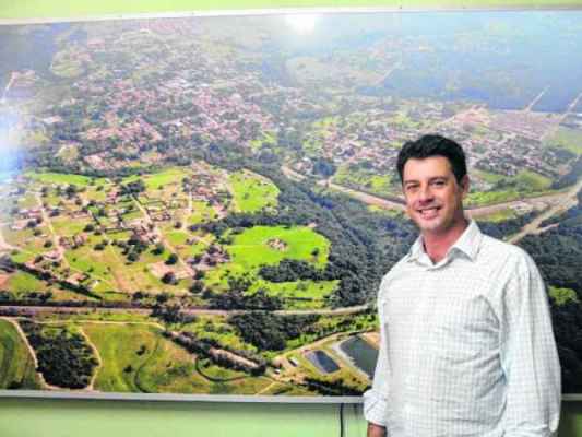 Prefeito Rogério Ulson, em seu gabinete no paço, aponta locais onde devem acontecer obras para beneficiar o turismo