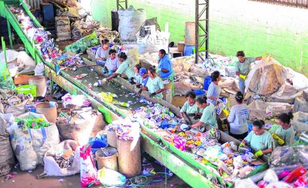 Catadores da Cooperviva fazem separação do lixo reciclável no barracão da cooperativa situado no Distrito Industrial