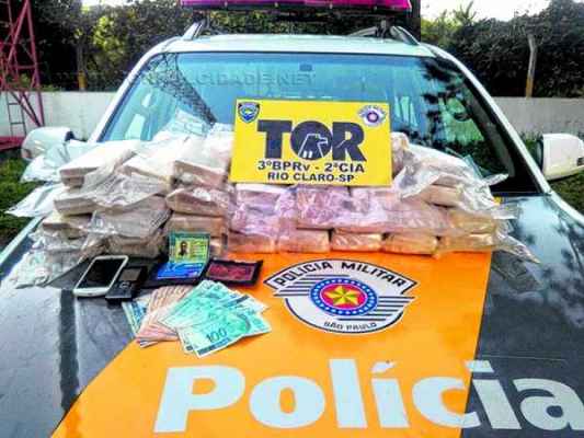 Trinta quilos de pasta-base de cocaína estavam escondidos no estepe de uma caminhonete