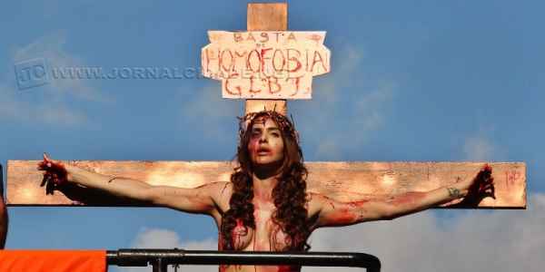 Na foto, a atriz transexual Viviany Beleboni encenando a crucificação durante a Parada do Orgulho LGBT que aconteceu no dia 7 deste mês (Foto: Sergio Castro/Estadão)