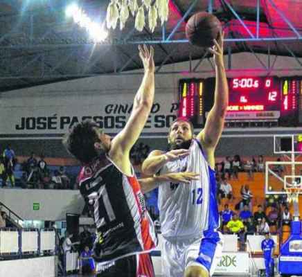 O pivô Atílio, que estava no Macaé, é um dos primeiros contratados e voltará a vestir a camisa do time rio-clarense