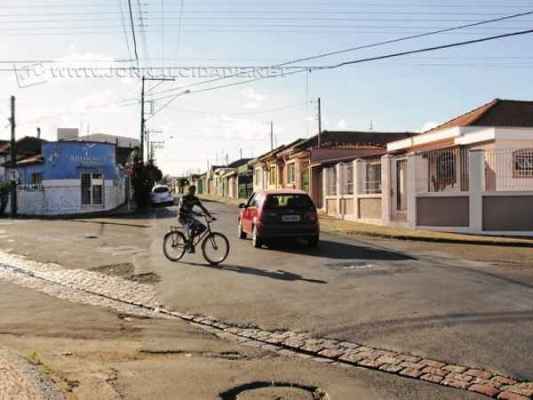 Ciclista divide espaço com carro em cruzamento confuso