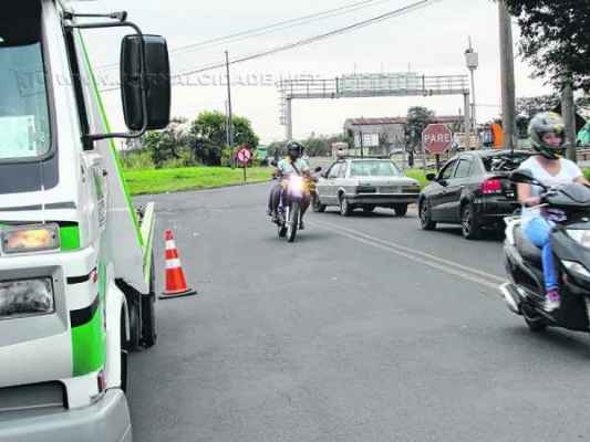 Equipe da concessionária Colinas esteve na rodovia Fausto Santomauro (SP-127) nessa sexta (12) para conter um vazamento