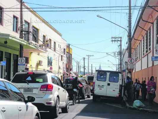 Fluxo de veículos é grande nas imediações das escolas do município nos horários de entrada e saída dos alunos