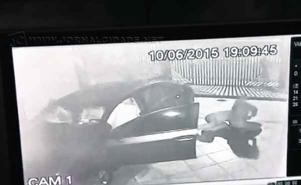 Em um assalto no dia 10 de junho, assaltantes entraram na garagem de uma casa e levaram um celular, um dos objetos mais cobiçados em ações rápidas