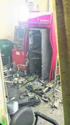 Bandidos explodem caixa no Santana, que ficou completamente destruído