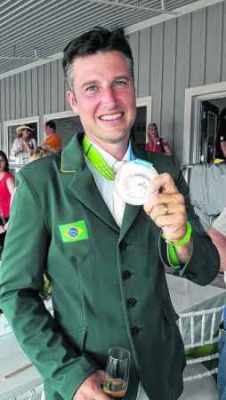 O cavaleiro Henrique Plombon Pinheiro posa com a medalha de prata obtida por equipes (Foto: divulgação)