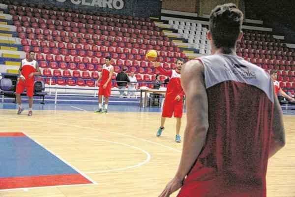 Equipe tem mesclado treinos físicos com técnicos e táticos no ginásio Felipe Karam