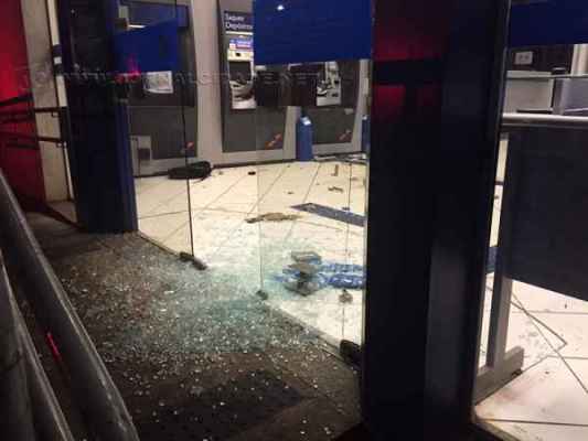 Bandidos destruíram porta de vidro da agência bancária