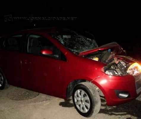 Carro ficou parcialmente destruído após colisão com caminhão em Ajapi