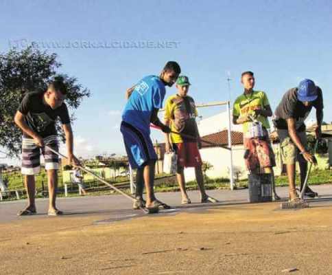 Jovens pintam a quadra de esportes por iniciativa própria na região do bairro Jd. Palmeiras