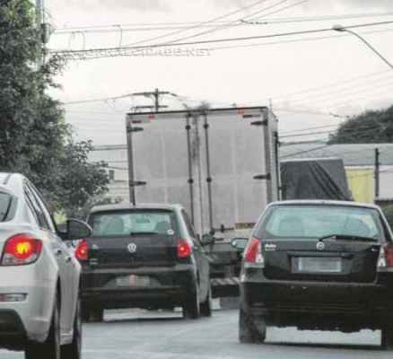 Caminhões na Avenida Saburo Akamine provocam transtornos para moradores locais