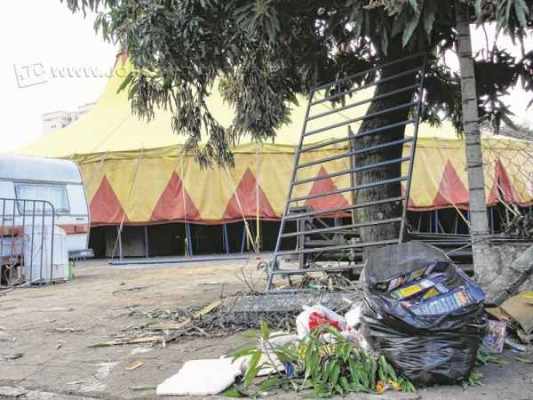 Lixo em frente a uma tenda do circo montado no Espaço Livre
