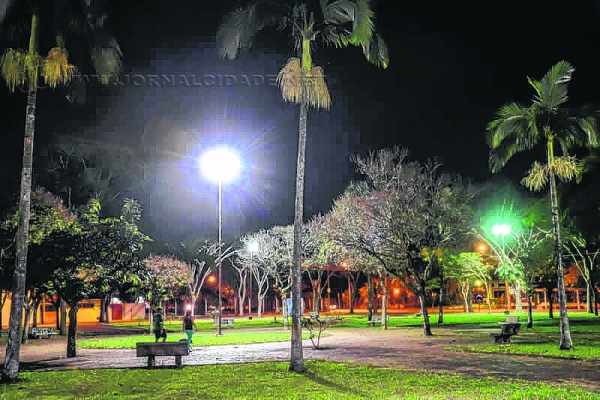 Iluminação da praça em frente ao campus da Unesp foi reforçada em julho pela prefeitura