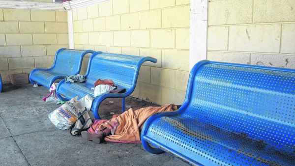 Morador de rua dorme no chão do terminal de ônibus na antiga Estação (foto arquivo)