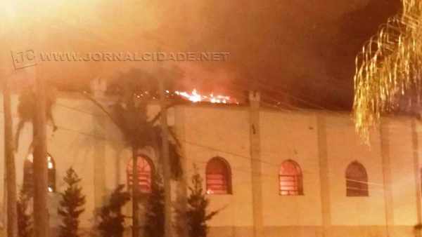 Chamas de grande proporção atingiram três quisoques do Mercado Municipal