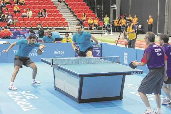 Carbinatti e Massad no jogo de duplas na final contra os Estados Unidos. No destaque, os dois posam com o ouro conquistado