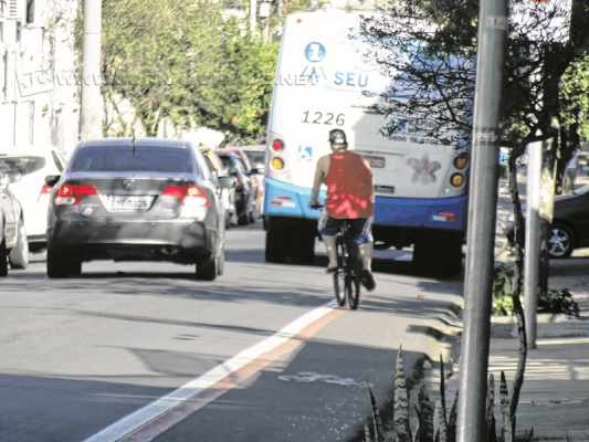 Veículos que desrespeitam sinalizações, invadem as ciclofaixas  e atentar contra os ciclistas