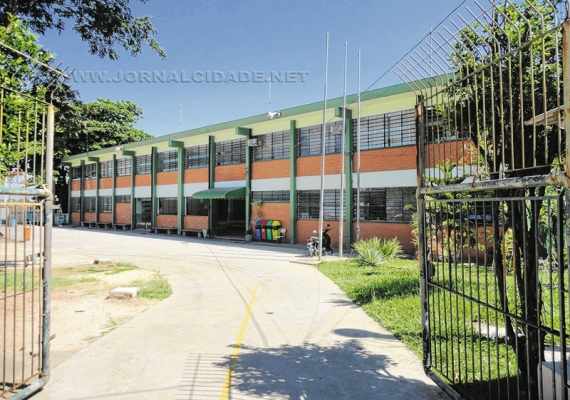 Escola estadual, localizada no bairro Vila Bela Vista, conta com um quadro docente de 40 professores