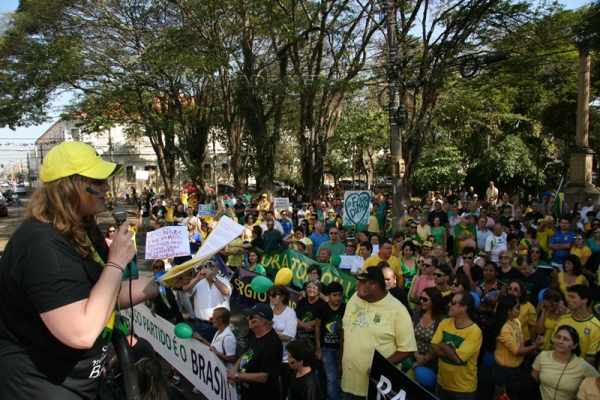 Manifestantes concentrados em frente ao Fórum, na Avenida 5
