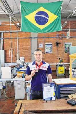 Luiz Felipe de Moraes de Souza, da unidade Senai RC, conquistou diploma de excelência em carpintaria na WorldSkills 2015