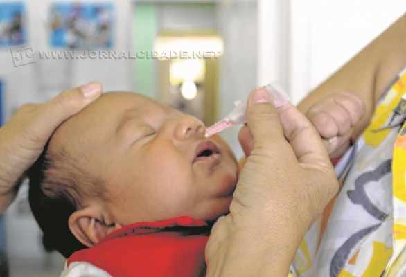 Criança toma a dose da vacina contra a poliomielite (paralisia infantil) em uma unidade de saúde (foto Agência Brasil)