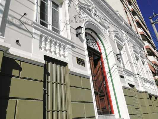 Fachada histórica do prédio da Sociedade Italiana de Rio Claro foi reestruturado. Porta de entrada e corrimão da escada foram preservados neste trabalho