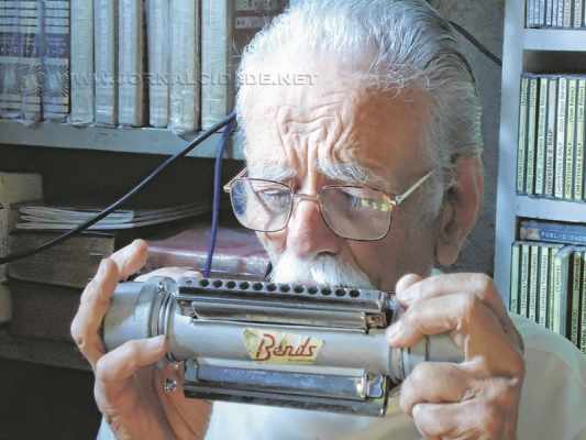 Aos 88 anos, Sydney Barreto continua sendo referência quando o assunto é gaita