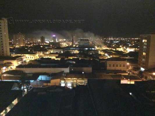 A fumaça pode ser vista de vários pontos da cidade
