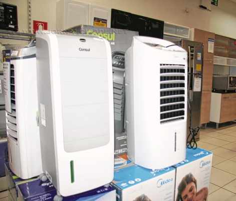 Climatizadores em exposição para venda em loja na Rua 3, Centro de Rio Claro