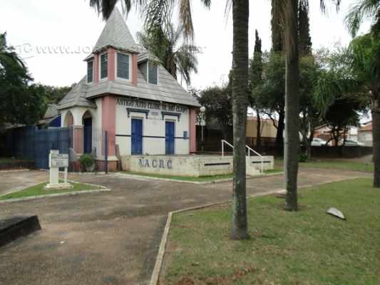 A Praça Fausto Santomaro passou a contar com nova iluminação, mas preserva os sinais da beleza natural