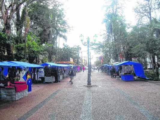  A discussão acerca do destino dos comerciantes que atuam no Jardim Público da Cidade Azul teve início no ano de 2010