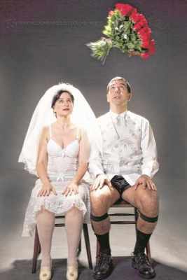 Os atores Claudia Ventura e Alexandre Dantas em cena no espetáculo “Amor Confesso”