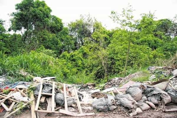 Despejo de lixo se estende ao longo do Rio Corumbataí no Bonsucesso e Novo Wenzel