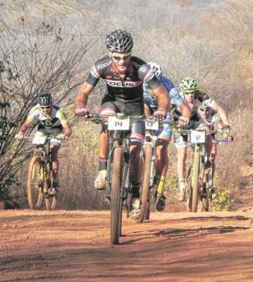 Após pedalar 90 quilômetros em temperatura acima dos 35 graus, Halysson terminou a prova com o tempo de 3h36min49s (Foto: Márcia Cristina/Aldeia)