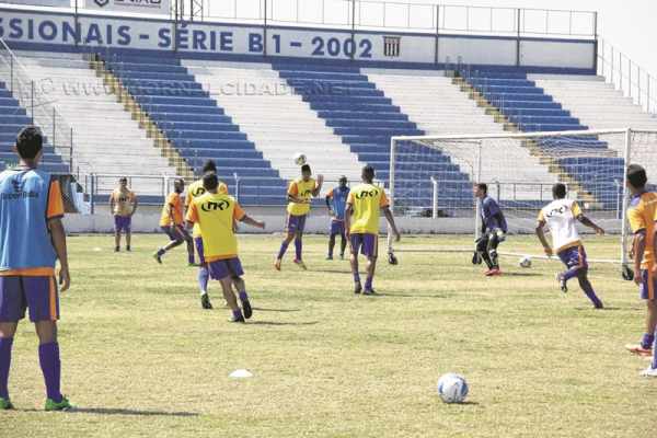 Jogadores realizam as avaliações durante as manhãs, no estádio Schmidtão, sob os olhares do técnico Luis dos Reis e do preparador físico Flávio Trevisan