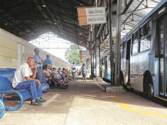 Ônibus estacionados no terminal urbano, que fica na antiga Estação Ferroviária na Rua 1, Centro (foto arquivo)