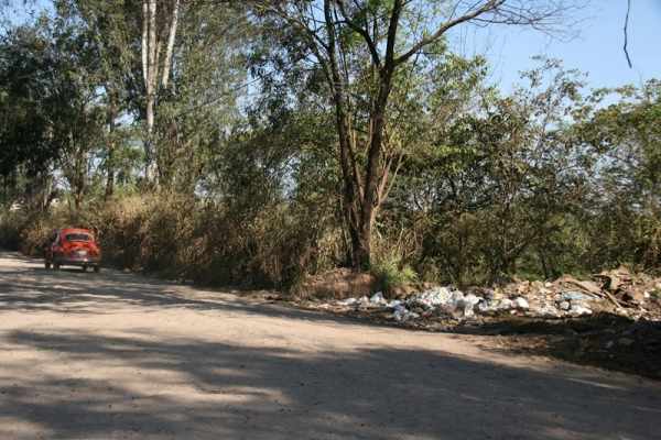 Estrada de Jacutinga, na zona noroeste do município, não tem asfalto e sofre frequentemente com o despejo irregular de lixo