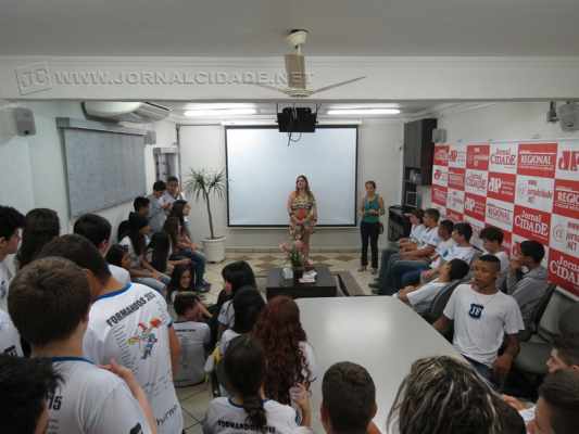 Alunos da Escola Estadual José Fernandes visitaram as instalações do Grupo JC